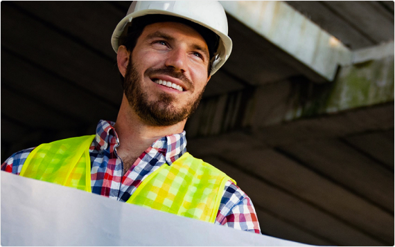 Capacete, luvas e botas de trabalho